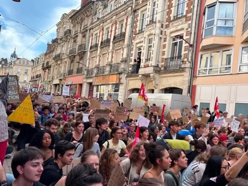 Lycéens, parents et profs : environ 2 000 manifestants dans les...