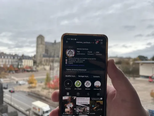 Sur les réseaux sociaux, le compte "Memes Sarthois" détourne la...