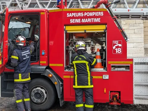 Près de Rouen, un incendie frappe un dépôt de déchets métalliques