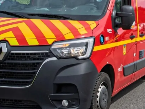 Sur l'A11, l'accident implique deux voitures et un camion