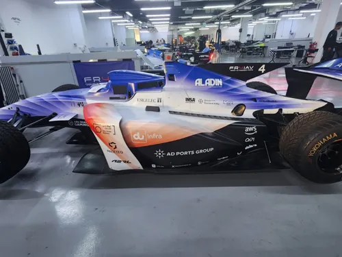 Rouen : étudiants et ingénieurs engagés dans une course de voitures...