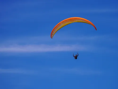 Dans le pays de Bray, un parapentiste coincé un arbre