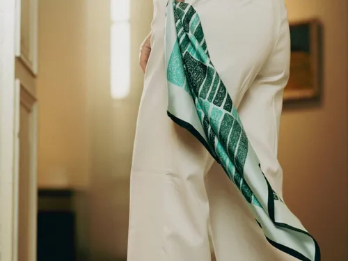 Collioure : Faire du carré de soie un véritable objet d'art.