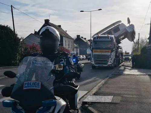 Maubeuge - L'impressionnant passage d'un Catamaran, avenue Jean Jaurès