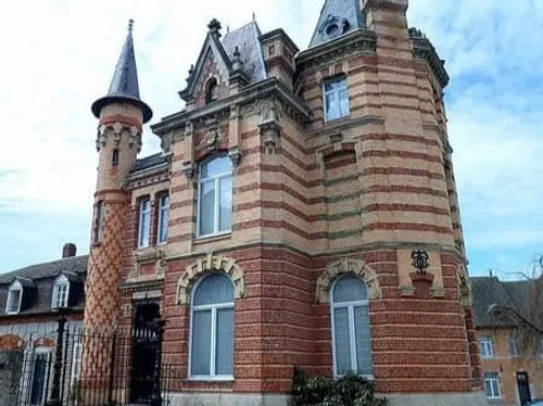 Solre-le-Château : la mise en vente à 1 263 000 € du château-manoir 