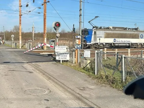 Aulnoye-Aymeries - Un camion force le passage à niveau
