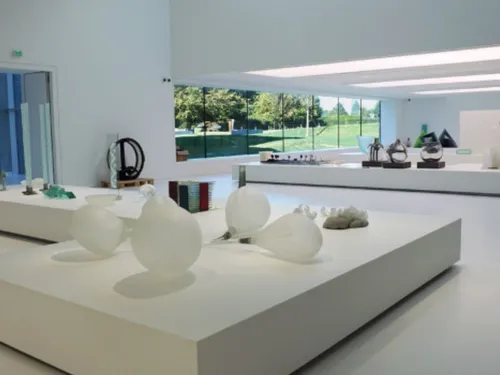 Sars-Poteries : nouvelle exposition au MusVerre