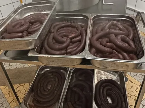 Sars-Poteries : un concours du plus gros mangeur de boudin noir