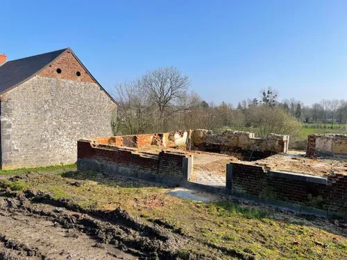 Dourlers - Le chantier de démolition de la Ferme Bry à l'arrêt,...