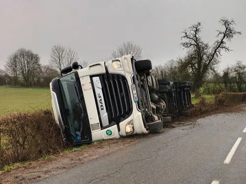 Un camion TMD sur le flanc à Etroeungt ce matin