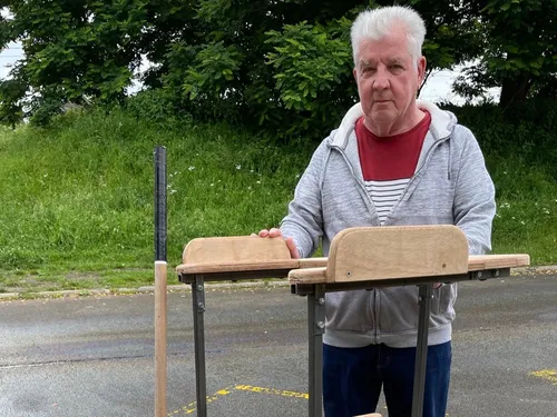 Roland fabrique un prototype pour sa petite-fille handicapée