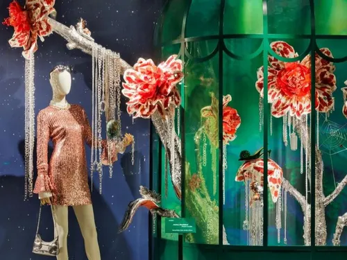 Il décore la vitrine de Noël de La Samaritaine à Paris