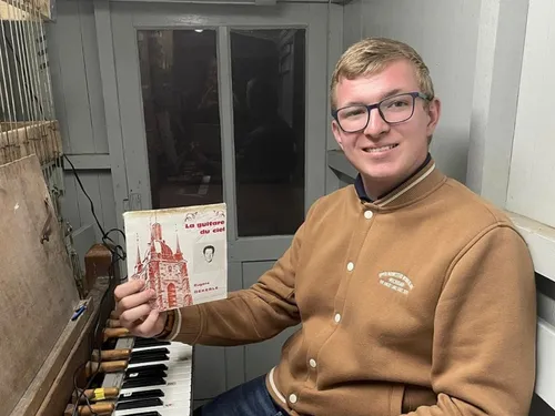 Avesnes-sur-Helpe : Léo, le nouvel apprenti carillonneur 