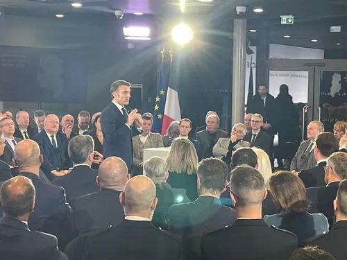 Pacte SAT 3 - Emmanuel Macron devant les élus à Aulnoye-Aymeries 