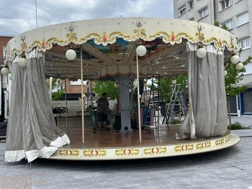 Maubeuge : l’installation d’un carrousel et de parapluies suspendus...
