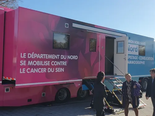 Un Camion Nord Santé équipé d'un Mammographe