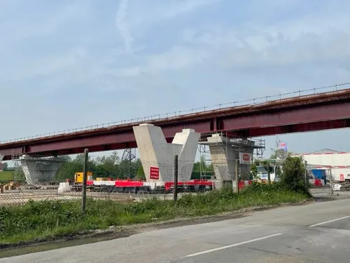 Des millions d’euros pour la RN2 et les rails en...