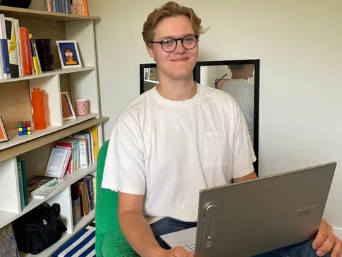 Féron : Thomas Prouvost, le nouveau graphiste de l’Avesnois