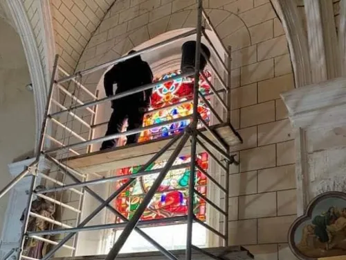 Macquigny : la restauration des 2 vitraux abimés par la tempête