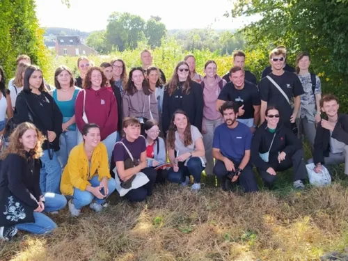 Sars-Poteries : une exposition architecturale sur la piste rurale...