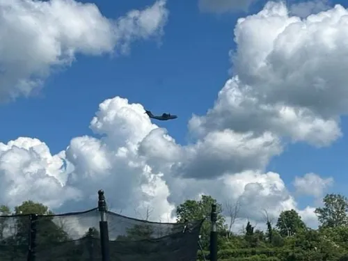 Des avions à basse altitude dans le val de Sambre 