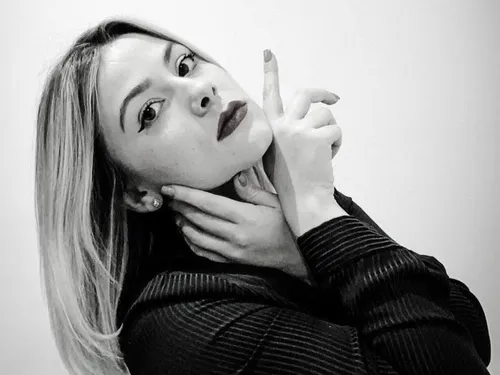 Maîtresse... et chanteuse : Justine dévoile son nouveau single