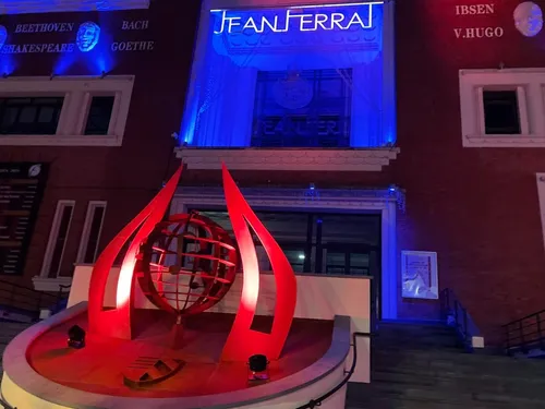 Fourmies : une œuvre d’art de Philippe Pellez devant le théâtre...