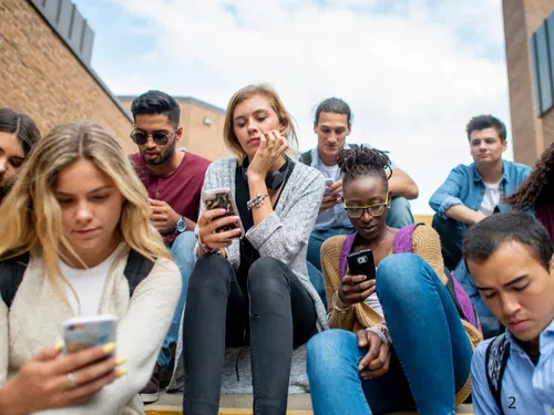 Moins de réseaux sociaux, plus de téléphone au lycée : ce qui va...