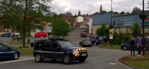 Intervention des forces de l'ordre, rue Jules Guesde à Fourmies :...