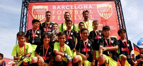 Les petits footballeurs (u10) du Val de Sambre Académy se font...