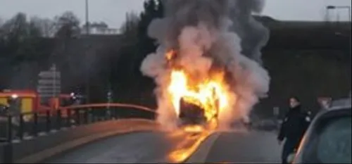 Fait Divers - Un bus de la STIBUS en feu sur le Pont Rouge à Maubeuge