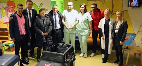 Des voitures électriques pour emmener les enfants au bloc