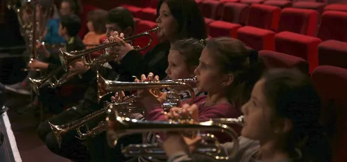 Démos - Les 90 enfants vont recevoir leur instrument de musique ce...