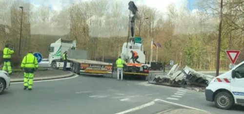 Hirson : un poids-lourd perd son chargement dans un rond-point