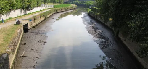 Quand l'écluse de Maubeuge vide le canal de la Sambre