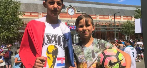 Jeumont - Quand Mathis présente son vieux ballon à Benjamin Pavard