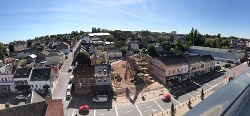 Des grues et des pelleteuses à Fourmies, Emmanuel Macron à La...