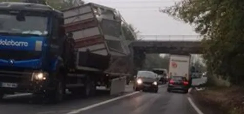 A Le Quesnoy, un chargement trop haut pour le pont