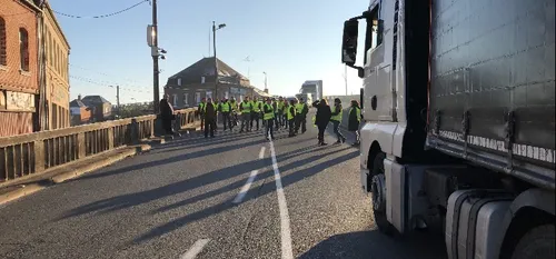 Manifestation des Gilets jaunes - Un barrage forcé à...
