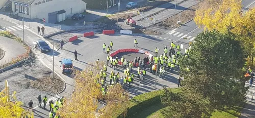 La poursuite du mouvement des gilets jaunes ce lundi : les blocages...