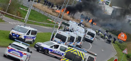 Opération musclée des CRS aux abords du Centre Commercial Auchan...