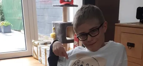 Victor, 10 ans, collecte des fournitures scolaires