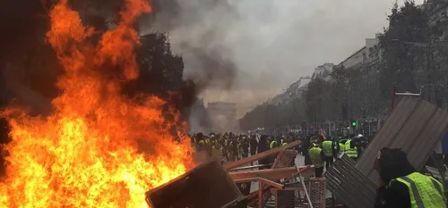 Des gilets jaunes fourmisiens aujourd’hui sur les Champs Elysées à...