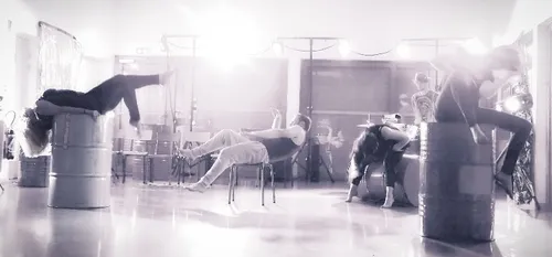 "Une place pour deux", un spectacle mêlant danse, percussions et...