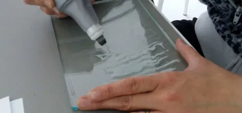 Atelier peinture au MusVerre ce mercredi.