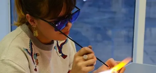 MusVerre : démonstration de perles de verre au chalumeau.