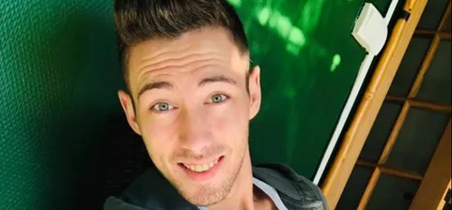 Félix parmi les 27 premiers d'un concours de Top Model Européen.