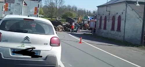 Nouvion-en-Thiérache - Un tracteur se renverse avec son chargement...