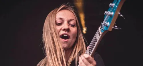 Boussois : Laurène, bassiste en tournée avec Jenifer