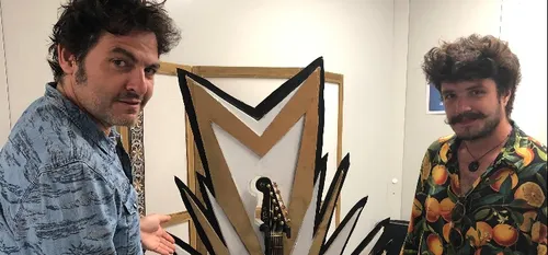 Les Nuits Secrètes - Maxence a remis la guitare qu'il a fabriquée...